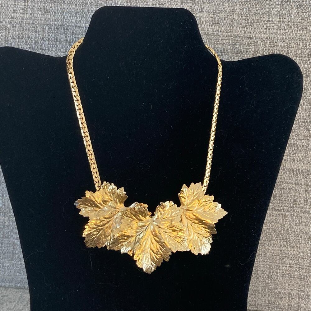 VTG  Napier Gold Tone Leaf Statement Necklace Botanical Leaf Bib Necklace